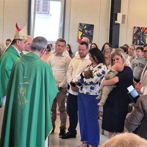 Biskup Šaško krstio šesto dijete obitelji Vincek i peto dijete obitelji Šimunjak u Župi Markuševec